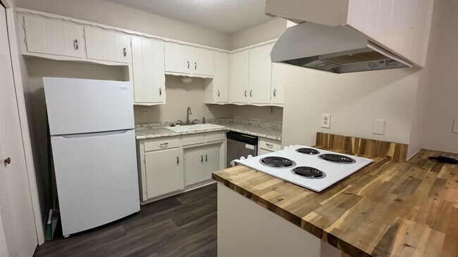 Building Photo - 2 bedroom 1.5 bath duplex - Edmond Schools- August Move In