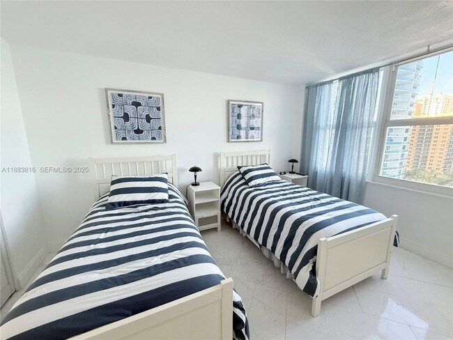 Building Photo - 2751 S Ocean Dr