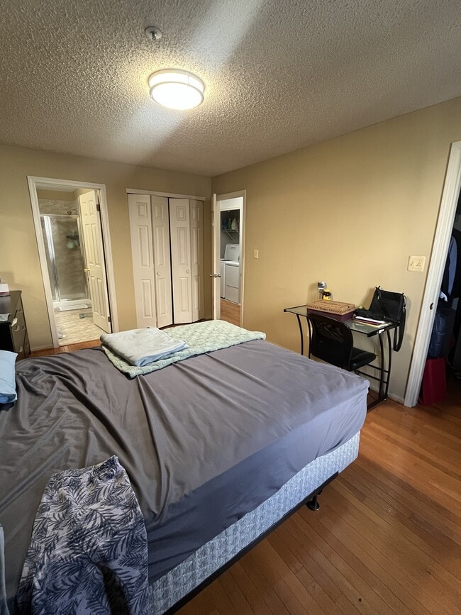 Building Photo - 30 Richmond Street4 - Master Bedroom