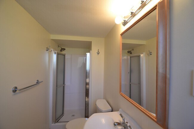 Building Photo - 4 Bed 3 Bath w/AC - Coming Soon! - MileSto...