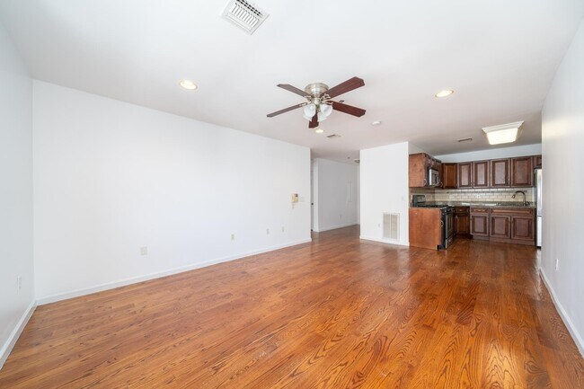 Building Photo - 135 38th St