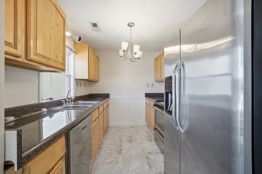 Building Photo - 9522 6th Bay St