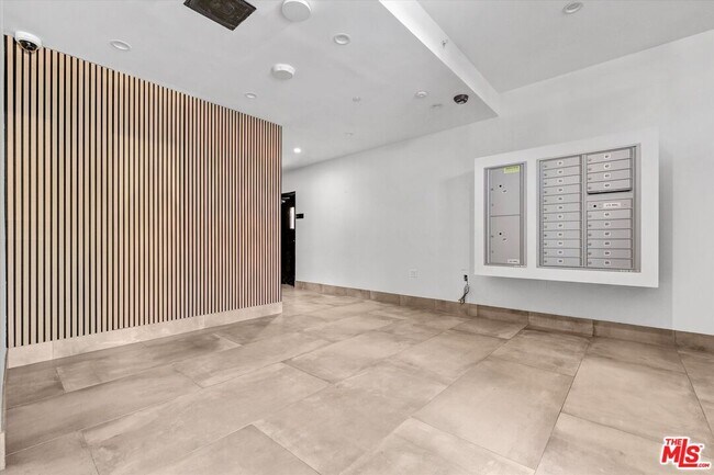 Building Photo - 1537 S Wilton Pl