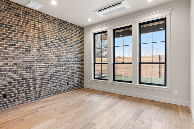 Building Photo - 116 S Carbon Rivet Ave