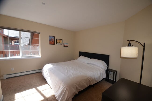 Building Photo - Move In Special! Furnished! Updated 3bed/3...