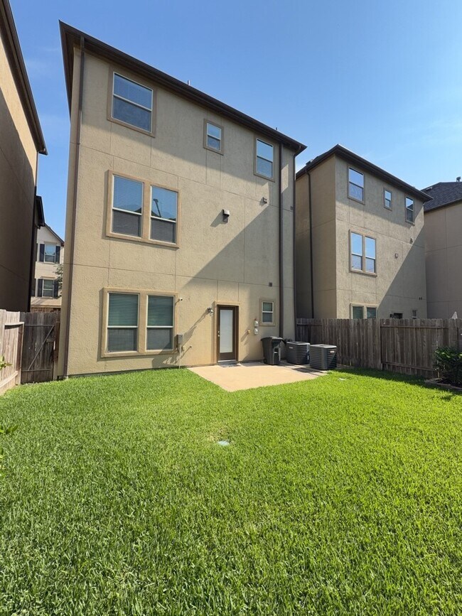 Building Photo - 10607 Enclave Shadows Ct