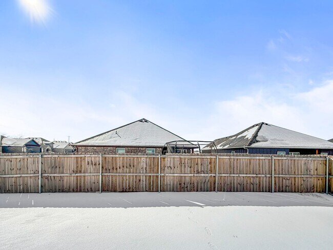 Building Photo - Beautiful and Nearly New 4BR 2BA Home w/ Stylish Finishes + Car Garage in Sherman