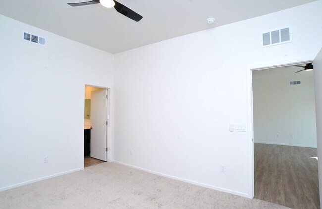 Building Photo - Modern Luxury in Central Tucson!