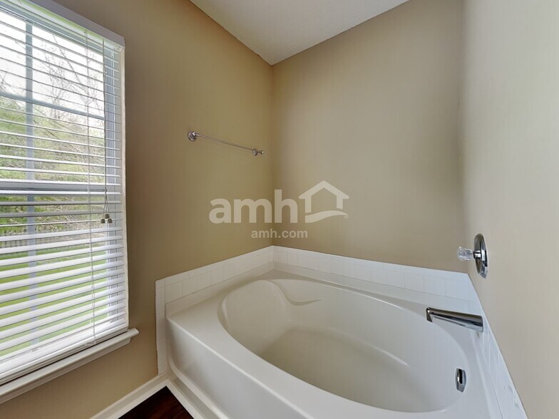 Building Photo - 10215 Noble Ct