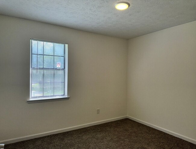 Building Photo - Updated 3 Bed/2 Bath Ranch Home on Quiet, ...