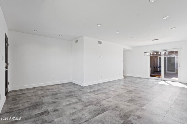 Building Photo - 5859 E Thomas Rd