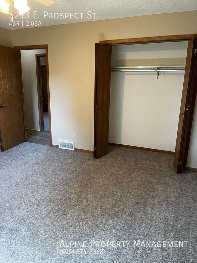 Building Photo - Newly Renovated 4 Bed/2 Bath East Side Ran...