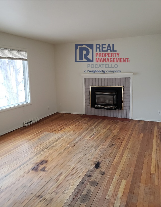 Building Photo - 3 Bedroom 1 Bath Home - 1 car garage - PET...