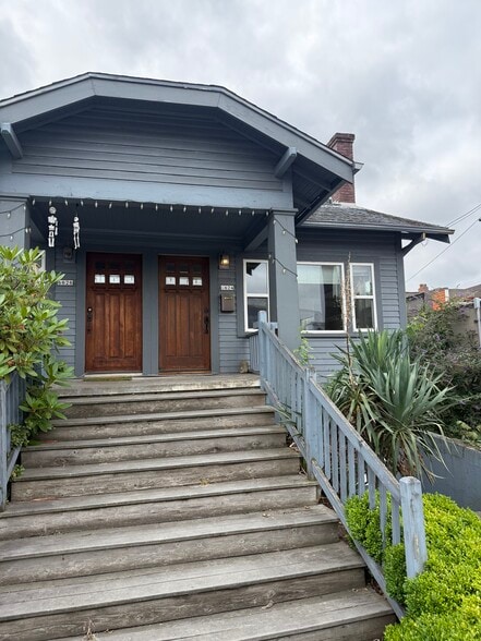 Entry Door - 6624 NE Sandy Blvd