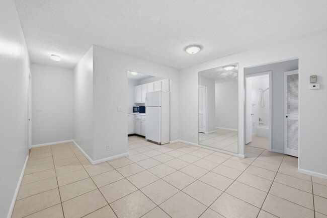 Building Photo - 410 W Palm St