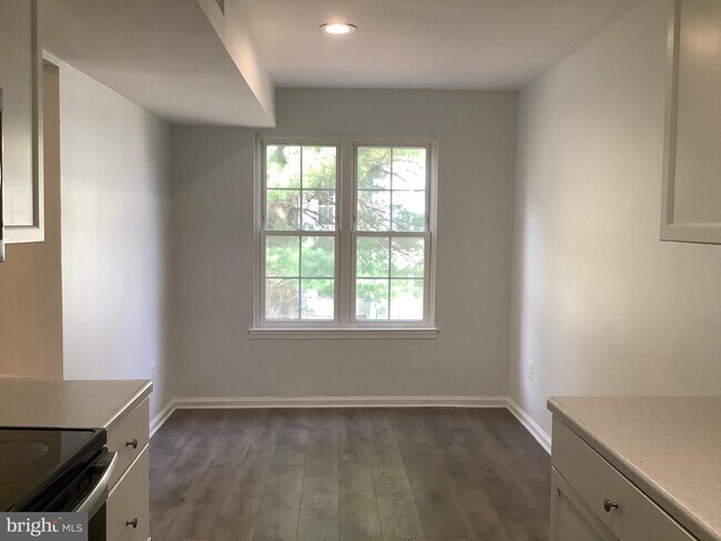 Building Photo - 12 Normandy Square Ct