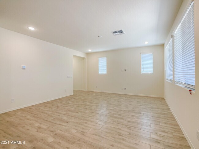 Building Photo - 8847 Fleetwood Ln