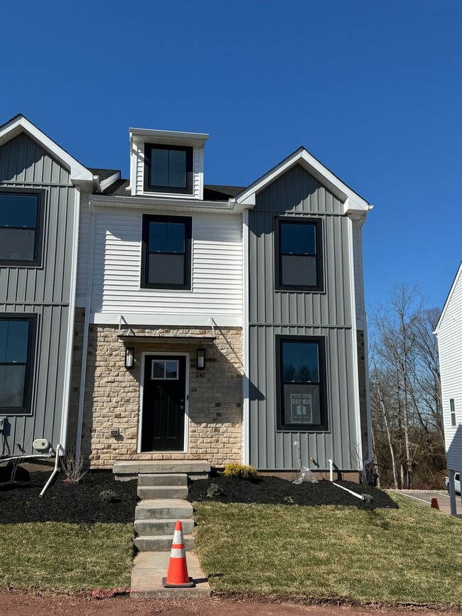 Building Photo - New Harleysville 3 Bedroom End unit Townho...