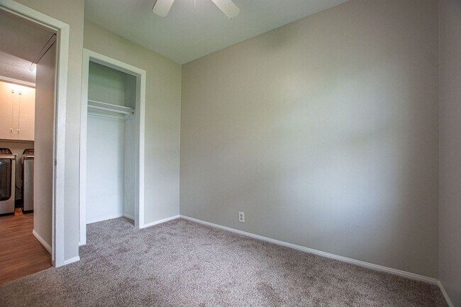 Building Photo - Cute 3 Bedroom / 1 Bath Home with Washer a...