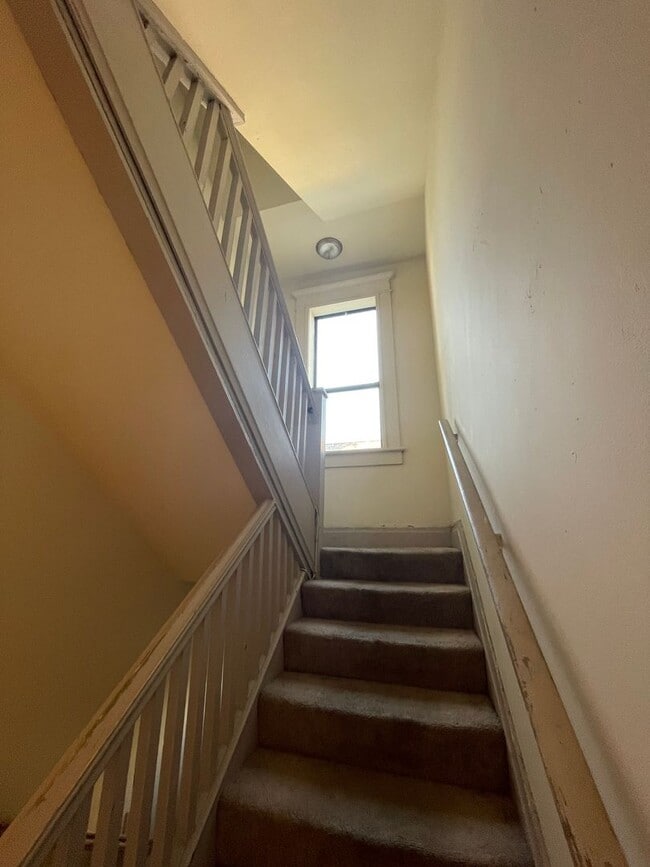 Building Photo - 194 E 14th Ave