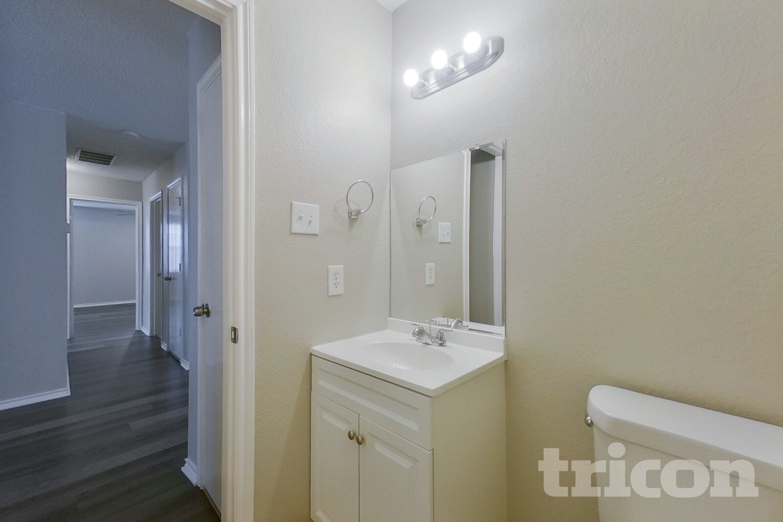 Building Photo - 2029 W Grove Ln