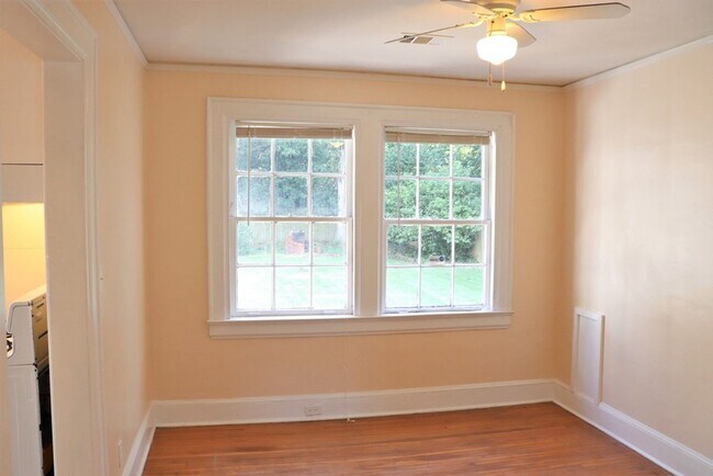 Building Photo - 2- Bedroom Bungalow Beauty