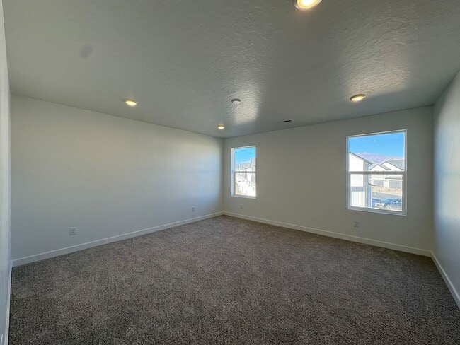 Building Photo - Gorgeous End-Unit Townhome in beautiful Salem!