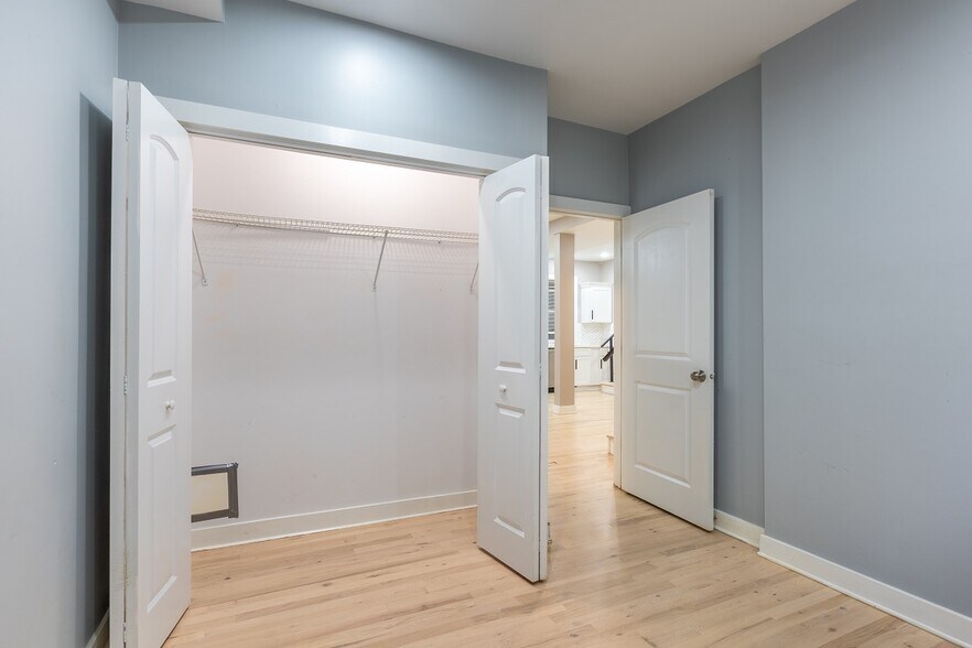 Building Photo - 1430 N Maplewood Ave