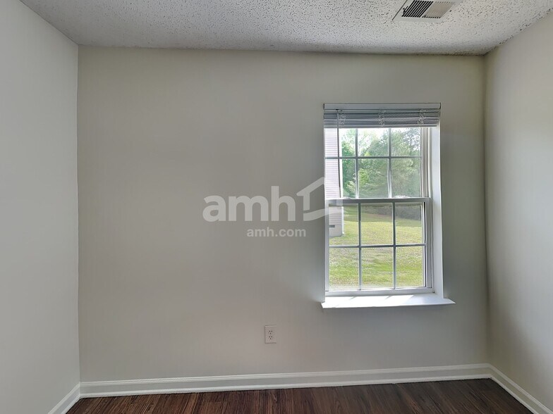 Building Photo - 15115 De Havilland Dr