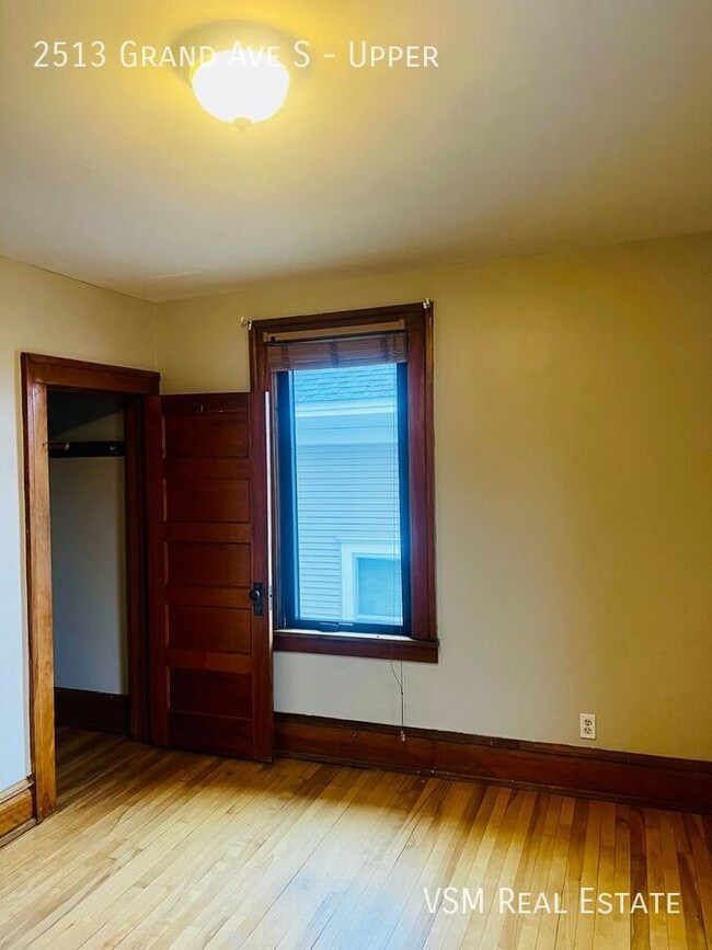 Building Photo - AVAILABLE NOW! Spacious 3 Bed, 1 Bath Uppe...