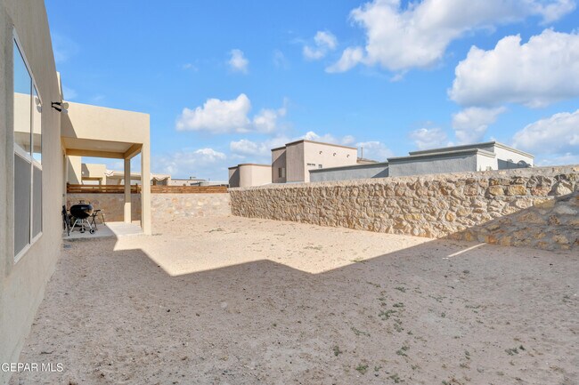 Building Photo - 12614 Amesbury