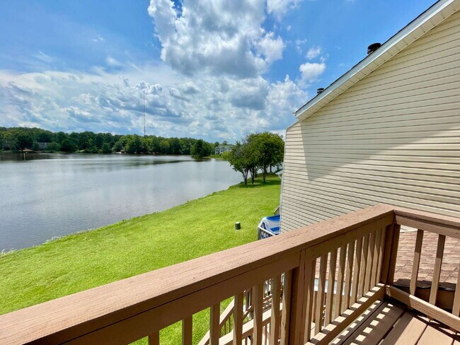 Building Photo - 3-Bed, 3-Bath Townhouse In Lands End