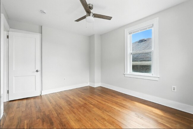 Building Photo - "Charming 3-Bed Retreat with Gleaming Hardwood Floors on Beacon Hill Avenue!"