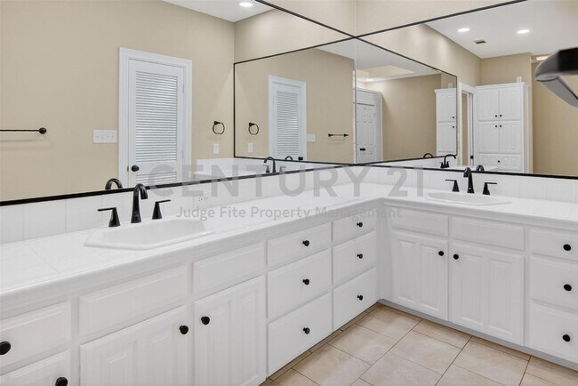Building Photo - Beautiful 3/2/2 Townhome in Weatherford Ready For Move-In!