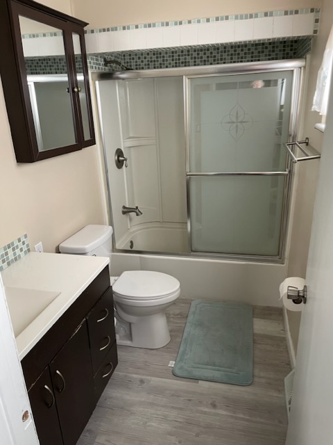 Upstairs bathroom - 888 Pelley Dr