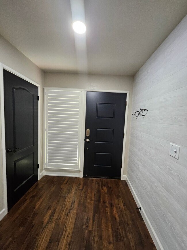 Building Photo - Stylish 2-Bed, 2-Bath Home with Generous Den in The Meadows