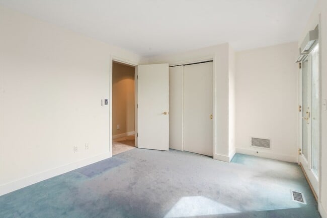 Building Photo - 225 Kenrick St