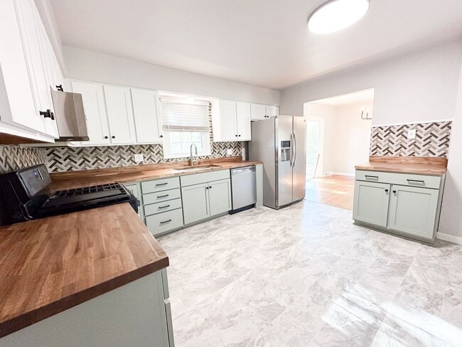 Building Photo - 4 bed/ 2 bath Single-Family Home