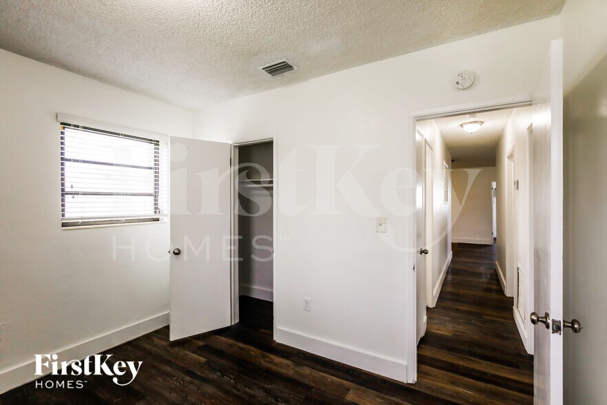 Building Photo - 10020 SW 37th St