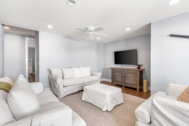 Building Photo - 4923 E County Hwy 30A