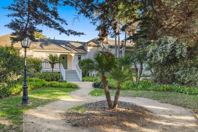 Building Photo - 867 Sand Point Rd