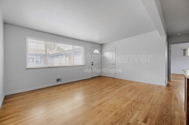 Building Photo - 221 S Holly St