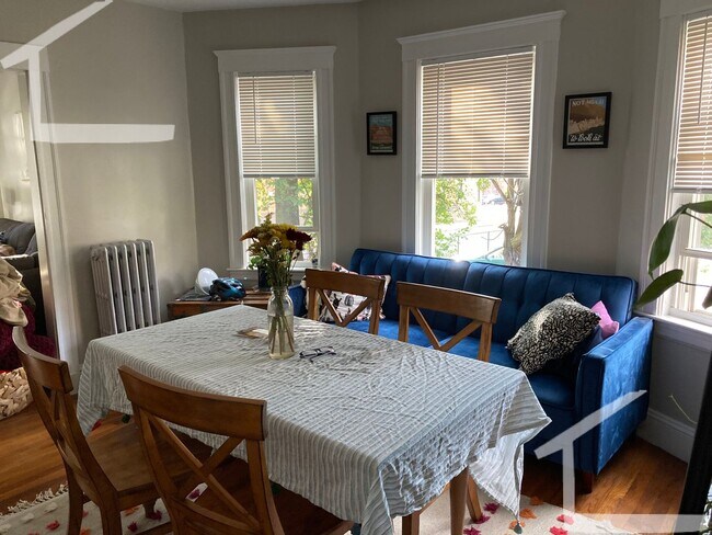 Building Photo - Large and Sunny 2-Bed, 1-Bath in JP Avail for June