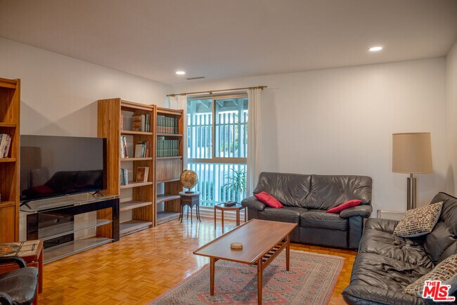 Building Photo - 2701 Lake Hollywood Dr