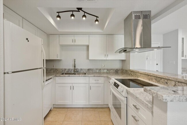 Building Photo - 8649 E Royal Palm Rd