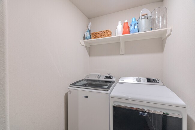 Building Photo - 26106 Halwell Mnr Ln