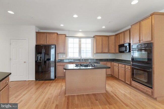 Building Photo - 9800 Traver St