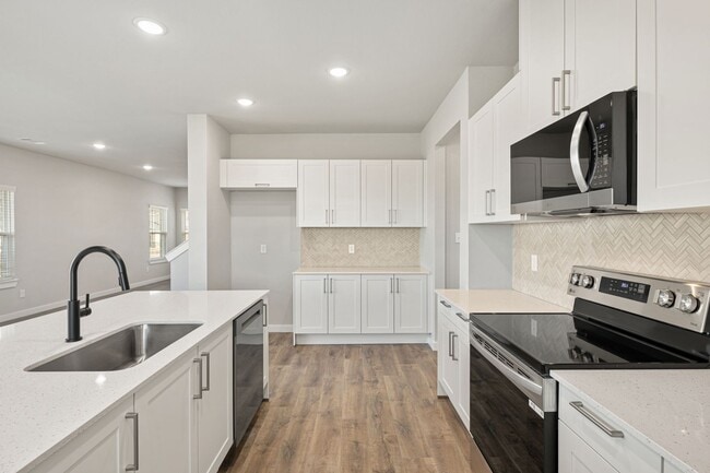 Building Photo - AVAILABLE NOW! 3 BEDROOM TRIPLEX  LOCATED ON 1-ACRE LOT IN MIDLOTHIAN, TX!