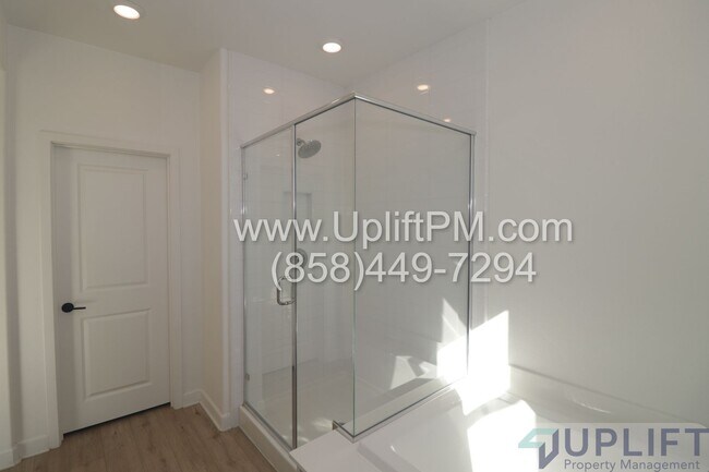 Building Photo - 4 Bed 3.5 Bath Townhome in Chula Vista w/ Washer/Dryer and 2-Car Garage