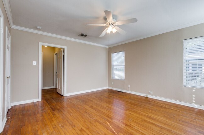 Building Photo - 2-BEDROOM TERRELL HEIGHTS COTTAGE